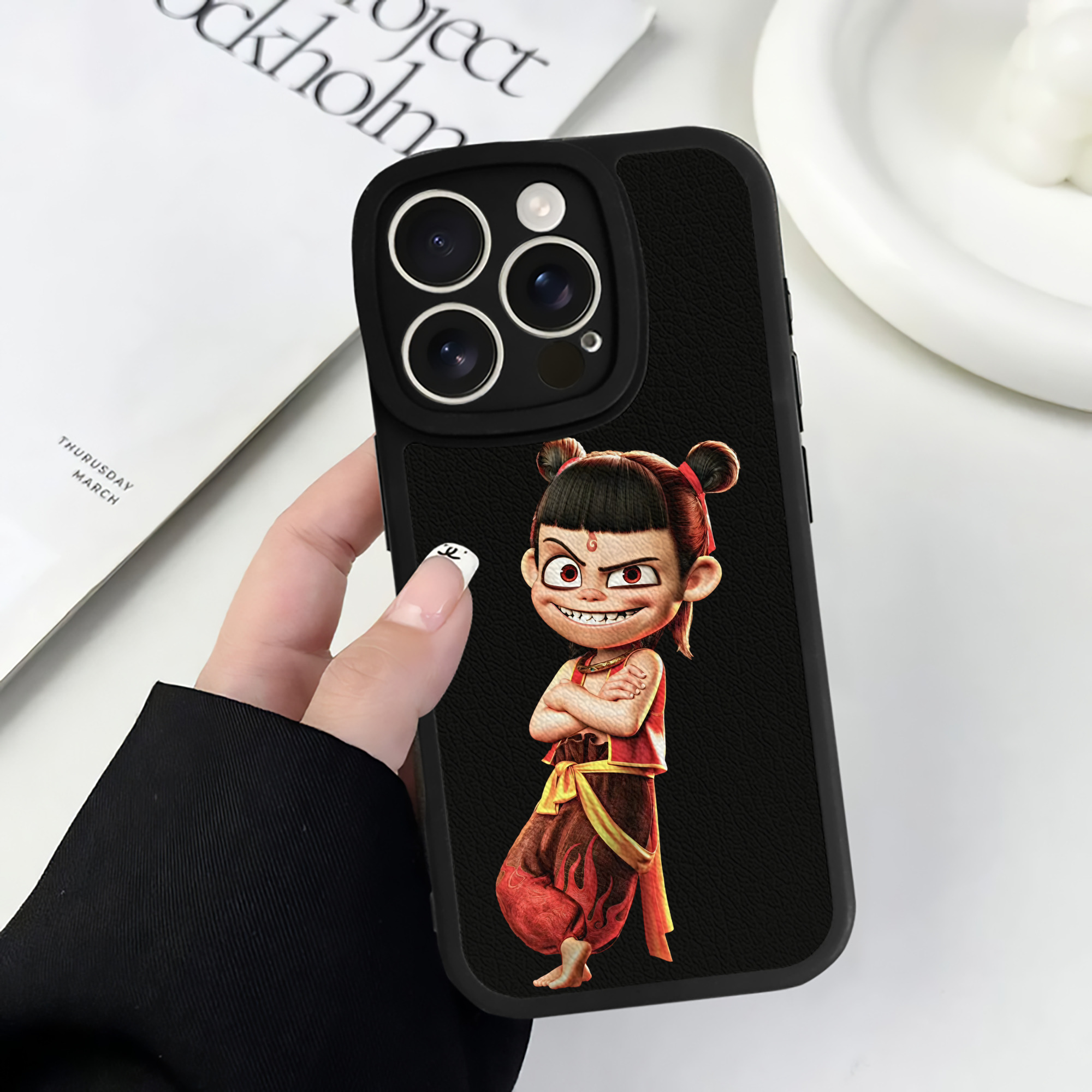 （画像用） Ne Zha 2 ナタ 魔童の大暴れ 【iPhone 16シリーズ対応】シリコンスマホケース（レザー調） 材質：シリコン